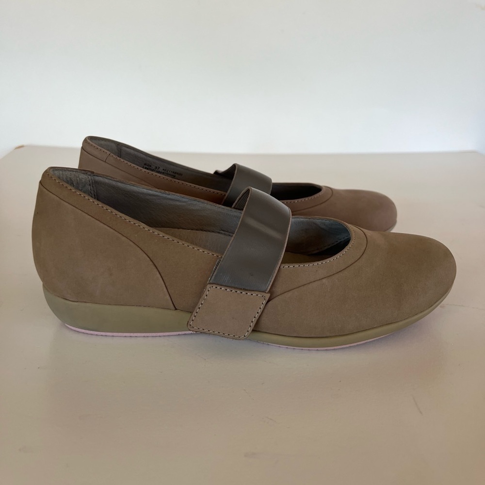 Dansko Kendra Milled Leather Nubuck Mary Jane Flat Shoes in Taupe/Tan, EU 37